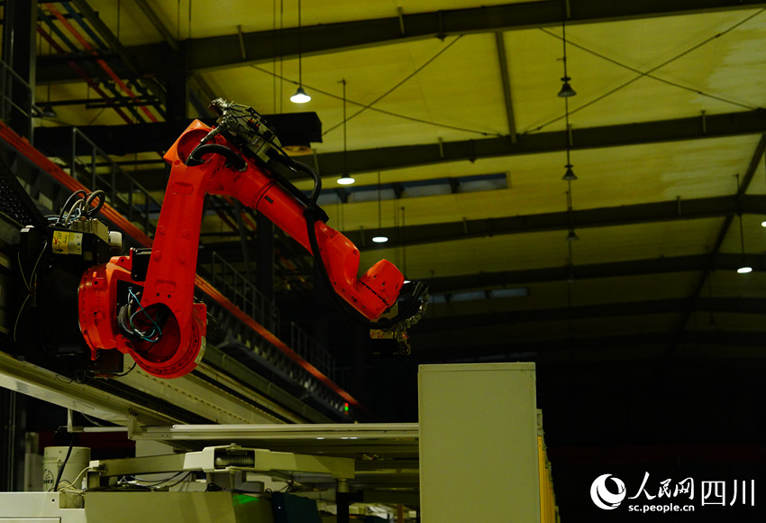 “黑燈產(chǎn)線”在無人狀態(tài)下照常運轉(zhuǎn)。人民網(wǎng)記者 王波攝