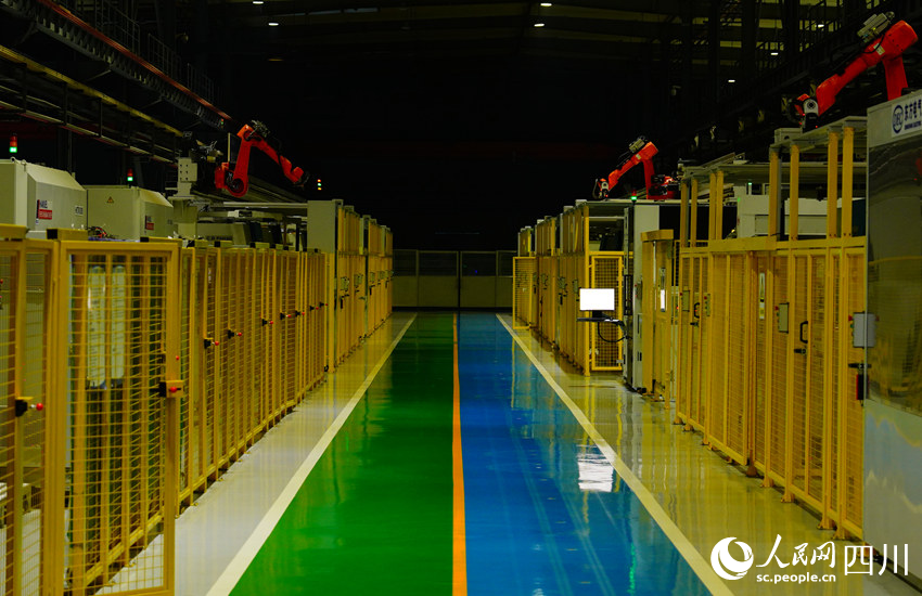 藏在一排排柜子里的智能加工機器晝夜不停地運轉(zhuǎn)。人民網(wǎng)記者 王波攝